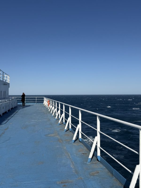 Kaum Wellengang, aber ständig ein leichtes Vibrieren.