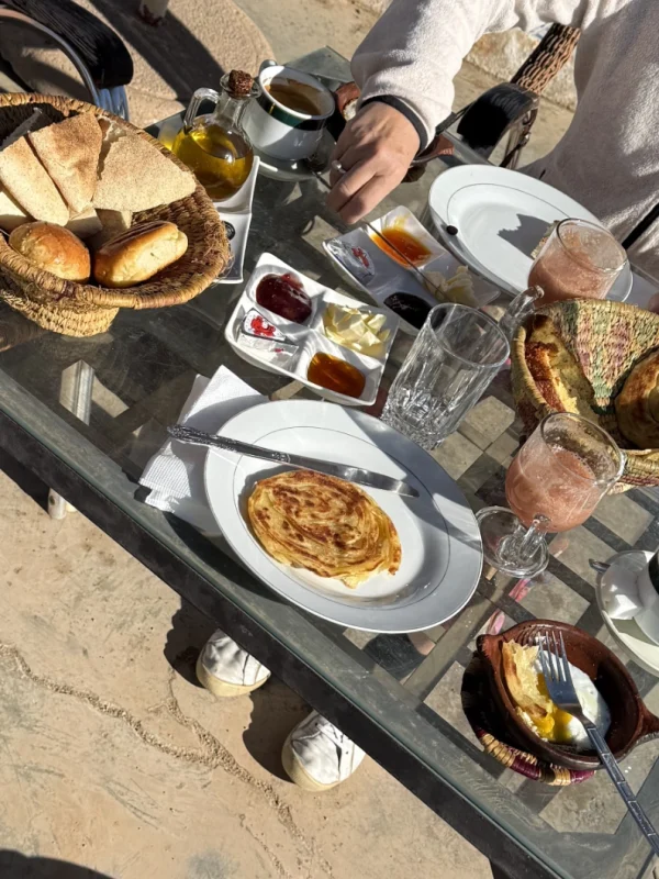 gefrühstückt